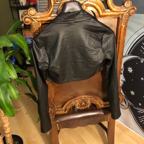 Triple Threat black zippered crop jacket - Picture 3 of 8